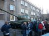 Przy czołgu T-34 na nowohuckim osiedlu.